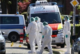 Şase morţi în atacul armat din Germania. Autorul faptelor, un cetăţean turc născut în Germania, reţinut, se afla într-un conflict cu privire la tutela fiicei sale de trei luni. Mama şi bebeluşul, tefere. Patru femei şi doi bărbaţi, lucrători sociali, uciş