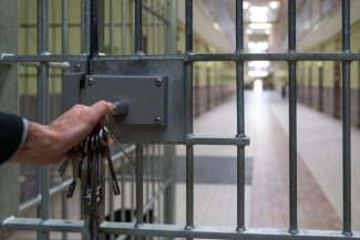 Covasna: Un bărbat a fost condamnat la 20 de ani de închisoare, după ce şi-a omorât tatăl în bătaie / Decizia nu este definitivă