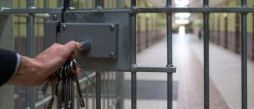 Covasna: Un bărbat a fost condamnat la 20 de ani de închisoare, după ce şi-a omorât tatăl în bătaie / Decizia nu este definitivă