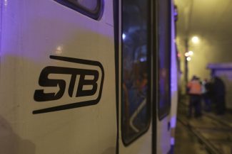 Bucureşti: Tramvai deraiat pe Bulevardul Preciziei, după ce a fost lovit de un TIR/ Nu sunt victime/ Circulaţia, blocată