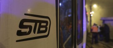 Bucureşti: Tramvai deraiat pe Bulevardul Preciziei, după ce a fost lovit de un TIR/ Nu sunt victime/ Circulaţia, blocată