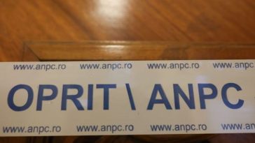 ANPC a verificat, în ultima săptămână, peste 1.500 de agenţi economici, fiind aplicate 900 de amenzi / S-a dispus oprirea activităţii pentru 21 de firme / Comisarii au găsit produse alimentare expirate sau stricate, dar şi produse de patiserie cu mucegai