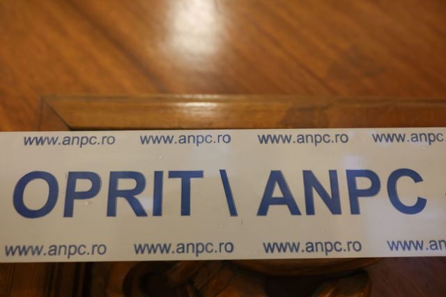 ANPC a verificat, în ultima săptămână, peste 1.500 de agenţi economici, fiind aplicate 900 de amenzi / S-a dispus oprirea activităţii pentru 21 de firme / Comisarii au găsit produse alimentare expirate sau stricate, dar şi produse de patiserie cu mucegai