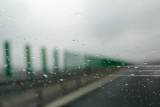 Centrul Infotrafic: Se circulă în condiţii de ploaie, în unele zone torenţială, vizibilitatea fiind redusă/ Trafic restricţionat pe A10 sensul Turda – Sebeş, din cauza unui accident
