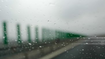 Centrul Infotrafic: Se circulă în condiţii de ploaie, în unele zone torenţială, vizibilitatea fiind redusă/ Trafic restricţionat pe A10 sensul Turda – Sebeş, din cauza unui accident