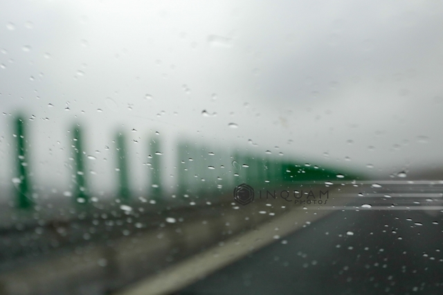 Centrul Infotrafic: Se circulă în condiţii de ploaie, în unele zone torenţială, vizibilitatea fiind redusă/ Trafic restricţionat pe A10 sensul Turda – Sebeş, din cauza unui accident