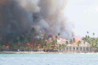 Incendiu de proporţii într-o staţiune din Republica Dominicană. O turistă italiană a murit şi 1.700 de persoane au fost evacuate – VIDEO