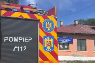 Incendiu la un cămin de vârstnici din Singureni, judeţul Giurgiu/ Peste 40 de beneficiari şi angajaţi au ieşit din clădire/ O persoană, evaluată medical după un atac de panică/ Focul, care ardea mocnit, provocat de un scurtcircuit la un televizor