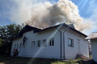 Prahova: Zeci de copii, evacuaţi dintr-o grădiniţă după ce acoperişul imobilului a luat foc