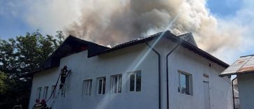 Prahova: Zeci de copii, evacuaţi dintr-o grădiniţă după ce acoperişul imobilului a luat foc