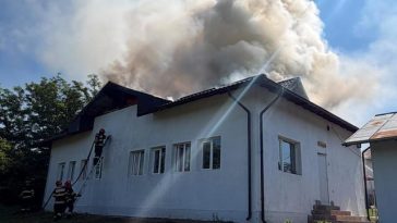 Prahova: Zeci de copii, evacuaţi dintr-o grădiniţă după ce acoperişul imobilului a luat foc