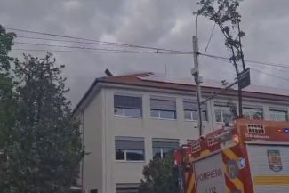 Incendiu într-o şcoală din Oradea/ Focul a fost stins rapid de pompieri, flăcările distrugând însă mai multe bunuri