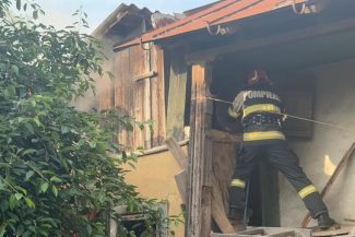 Incendiu la o locuinţă din municipiul Tulcea, după explozia unei butelii/ Un bărbat a fost rănit, având arsuri la cap