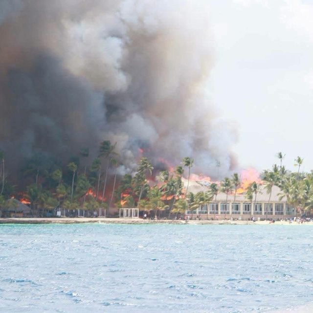 Incendiu de proporţii într-o staţiune din Republica Dominicană. O turistă italiană a murit şi 1.700 de persoane au fost evacuate – VIDEO