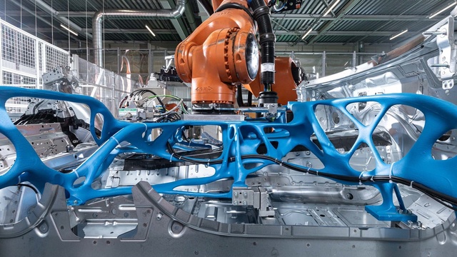INS: Producţia industrială, în scădere, în aprilie. Recul la energia electrică şi termică, gaze, industria prelucrătoare şi industria extractivă