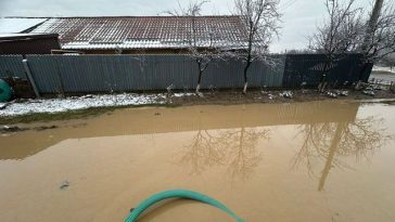 Bacău: Străzi şi curţi inundate, în urma ploilor torenţiale. Pe un drum din Oneşti, un autoturism a rămas blocat pe carosabilul acoperit cu apă – VIDEO