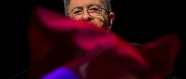 Jean-Luc Mélenchon pledează în favoarea ieşirii Franţei din NATO şi o consolidare a cooperării cu China. El cere să nu se excludă ”schimbări de trasări de frontiere”, care ”trebuie să se facă cu acordul populaţiilor” în vederea unei păci în Ucraina