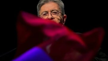 Jean-Luc Mélenchon pledează în favoarea ieşirii Franţei din NATO şi o consolidare a cooperării cu China. El cere să nu se excludă ”schimbări de trasări de frontiere”, care ”trebuie să se facă cu acordul populaţiilor” în vederea unei păci în Ucraina