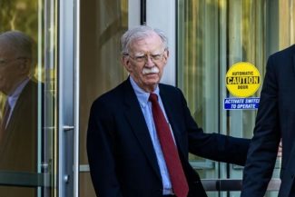 John Bolton, un fost consilier al lui Trump, pledează vinovat, într-o înţelegere cu procuratura, de reţinere de documente clasificate. Riscă cinci ani de închisoare, urmează să plătească o amendă de 2,25 mil. $ şi să renunţe la pensia federală. Pedeapsa,
