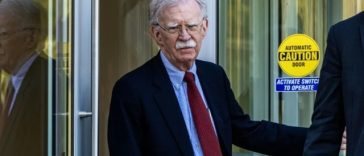 John Bolton, un fost consilier al lui Trump, pledează vinovat, într-o înţelegere cu procuratura, de reţinere de documente clasificate. Riscă cinci ani de închisoare, urmează să plătească o amendă de 2,25 mil. $ şi să renunţe la pensia federală. Pedeapsa,