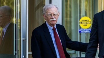 John Bolton, un fost consilier al lui Trump, pledează vinovat, într-o înţelegere cu procuratura, de reţinere de documente clasificate. Riscă cinci ani de închisoare, urmează să plătească o amendă de 2,25 mil. $ şi să renunţe la pensia federală. Pedeapsa,