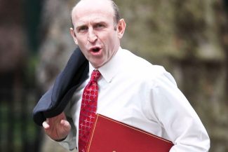 Ministrul britanic al Apărării John Healey demisionează