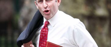 Ministrul britanic al Apărării John Healey demisionează