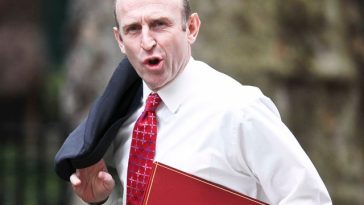 Ministrul britanic al Apărării John Healey demisionează
