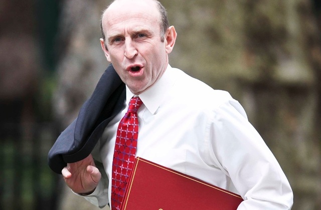 Ministrul britanic al Apărării John Healey demisionează