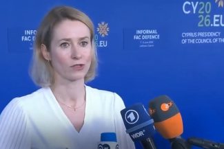 UE discută despre felul în care să folosească 6,6 mld. € din Facilitatea Europeană a Păcii destinate rambursării statelor care au ajutat militar Ucraina, blocată prin veto de Orban şi deblocată de Magyar. Kallas vrea ca Kievul să fie ajutat să cumpere sau