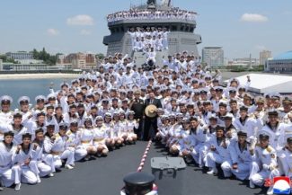 Kim Jong Un anunţă, la introducerea în serviciu a navei de război Choe Hyon, echiparea cu armament nuclear a Marinei şi construirea unor nave de război de o clasă superioară, de 10.000 de tone