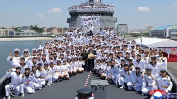 Kim Jong Un anunţă, la introducerea în serviciu a navei de război Choe Hyon, echiparea cu armament nuclear a Marinei şi construirea unor nave de război de o clasă superioară, de 10.000 de tone