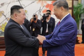 Xi Jinping anunţă că vrea, la Phenian, unde efectuează o vizită de două zile, o relaţie pe ”noi culmi” cu Coreea de Nord