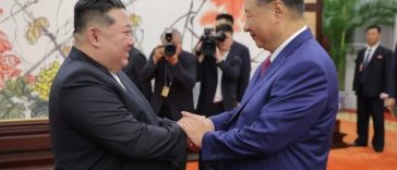 Xi Jinping anunţă că vrea, la Phenian, unde efectuează o vizită de două zile, o relaţie pe ”noi culmi” cu Coreea de Nord