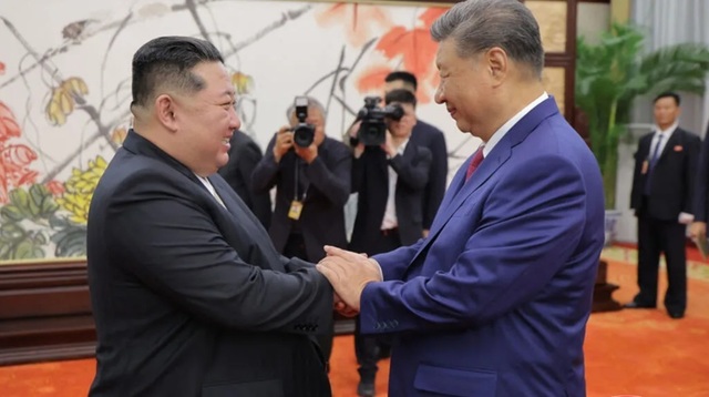 Xi Jinping anunţă că vrea, la Phenian, unde efectuează o vizită de două zile, o relaţie pe ”noi culmi” cu Coreea de Nord