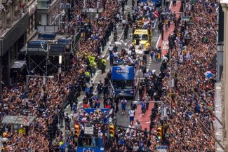Focuri de armă auzite în Times Square, cu ocazia paradei echipei Knicks după câştigarea titlului NBA. Nu au fost persoane rănite – VIDEO