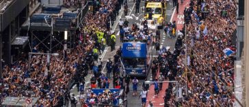 Focuri de armă auzite în Times Square, cu ocazia paradei echipei Knicks după câştigarea titlului NBA. Nu au fost persoane rănite – VIDEO