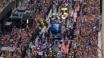 Focuri de armă auzite în Times Square, cu ocazia paradei echipei Knicks după câştigarea titlului NBA. Nu au fost persoane rănite – VIDEO
