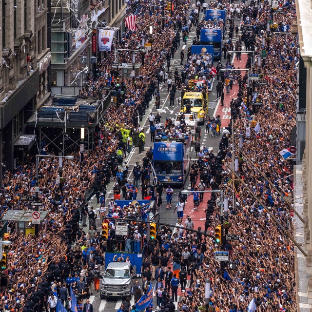 Focuri de armă auzite în Times Square, cu ocazia paradei echipei Knicks după câştigarea titlului NBA. Nu au fost persoane rănite – VIDEO