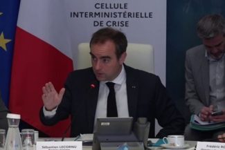 Premierul francez Sébastien Lecornu anunţă ”40 de morţi” prin înec, pe timpul caniculei, de la 18 iunie. El cere ”plasarea în alertă a întregului sistem al Securităţii Civile sau Militare”. Se aşteaptă vârfuri de 44°C în sud-vestul Franţei. 90% dintre fra