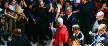 Papa li se adresează tinerilor în Spania, prin gestul viral “six-seven”, o întâlnire cu Bad Bunny şi glume pe seama fotbalului