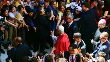 Papa li se adresează tinerilor în Spania, prin gestul viral “six-seven”, o întâlnire cu Bad Bunny şi glume pe seama fotbalului