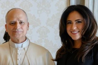 Papa Leon al XVI-lea numeşte, pentru prima oară în istoria Vaticanului, o femeie laică ”ministru” al Sfântului Scaun, María Montserrat Alvarado, la conducerea Dicasterului Comunicaţiilor. Mexicana, care conduce EWTN News, urmează să intre în Curie la 1 no