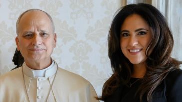 Papa Leon al XVI-lea numeşte, pentru prima oară în istoria Vaticanului, o femeie laică ”ministru” al Sfântului Scaun, María Montserrat Alvarado, la conducerea Dicasterului Comunicaţiilor. Mexicana, care conduce EWTN News, urmează să intre în Curie la 1 no