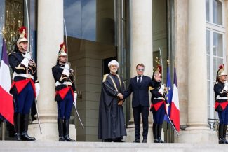 Macron îl primeşte pe sultanul Omanului, Haitham bin Tariq, cu celebrii săi ochelari de aviator, în urma unei ”probleme la ochi”
