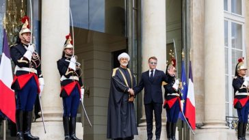 Macron îl primeşte pe sultanul Omanului, Haitham bin Tariq, cu celebrii săi ochelari de aviator, în urma unei ”probleme la ochi”