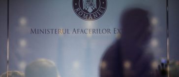 MAE precizează că nu are niciun raport de cooperare sau patronaj cu entitatea intitulată Centrul Diplomatic Bucureşti/ Admiterea în Corpul Diplomatic şi Consular al României se face prin concurs, iar MAE nu girează niciun program de pregătire în acest sen