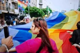 Marşul Bucharest Pride al comunităţii LGBT a început în Piaţa Victoriei din Bucureşti/ Participanţii se îndreaptă spre Bulevardul Naţiunile Unite şi Parcul Izvor, unde va avea loc un concert/ Înainte, „Marşul Normalităţii”, „orchestrat” de Diana Şoşoacă