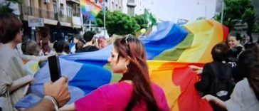 Marşul Bucharest Pride al comunităţii LGBT a început în Piaţa Victoriei din Bucureşti/ Participanţii se îndreaptă spre Bulevardul Naţiunile Unite şi Parcul Izvor, unde va avea loc un concert/ Înainte, „Marşul Normalităţii”, „orchestrat” de Diana Şoşoacă
