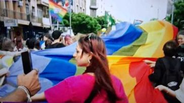 Marşul Bucharest Pride al comunităţii LGBT a început în Piaţa Victoriei din Bucureşti/ Participanţii se îndreaptă spre Bulevardul Naţiunile Unite şi Parcul Izvor, unde va avea loc un concert/ Înainte, „Marşul Normalităţii”, „orchestrat” de Diana Şoşoacă